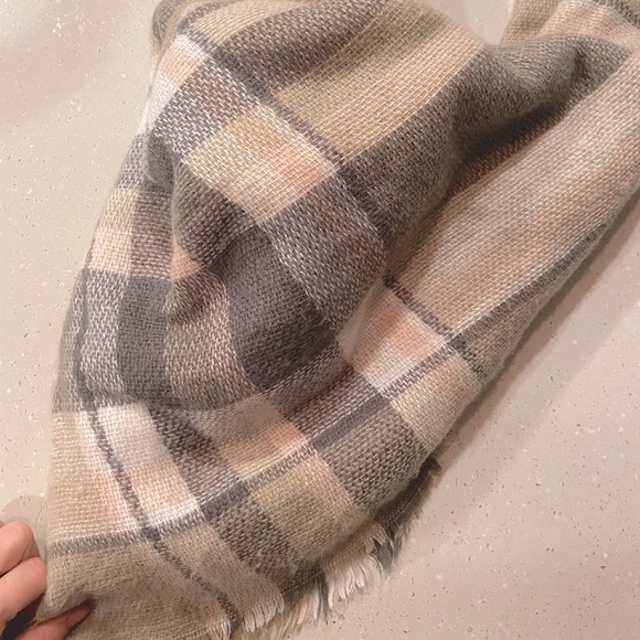 C’est Moi Blanket Scarf - Picture 3 of 5